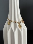 Bransoletka pozłacana, kolorowe koraliki, łączone łańcuszki. Zawieszki muszle.