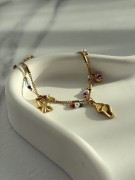 Bransoletka pozłacana, kolorowe koraliki, łączone łańcuszki. Zawieszki muszle.