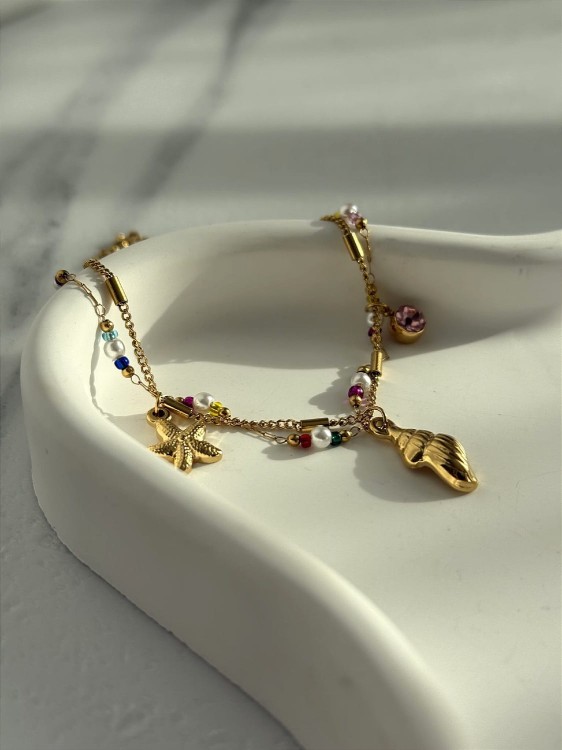 Bransoletka pozłacana, kolorowe koraliki, łączone łańcuszki. Zawieszki muszle.