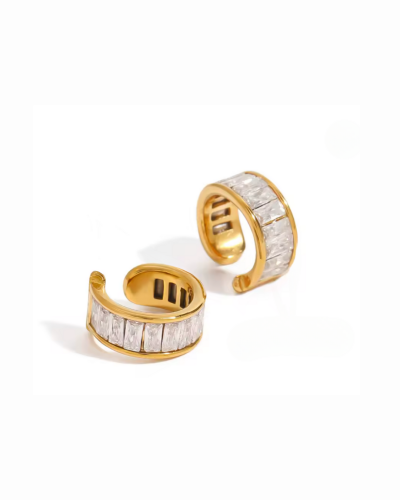 nausznica okrągła stal pozłacana wysadzana prostokątnymi diamencikami Białe tło