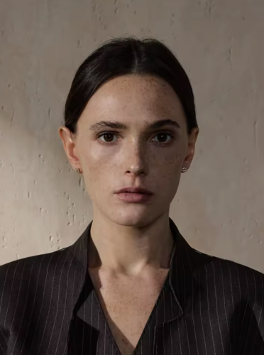 modelka, elegancki motyw, kolczyki malutkie kwiatki z diamencikami